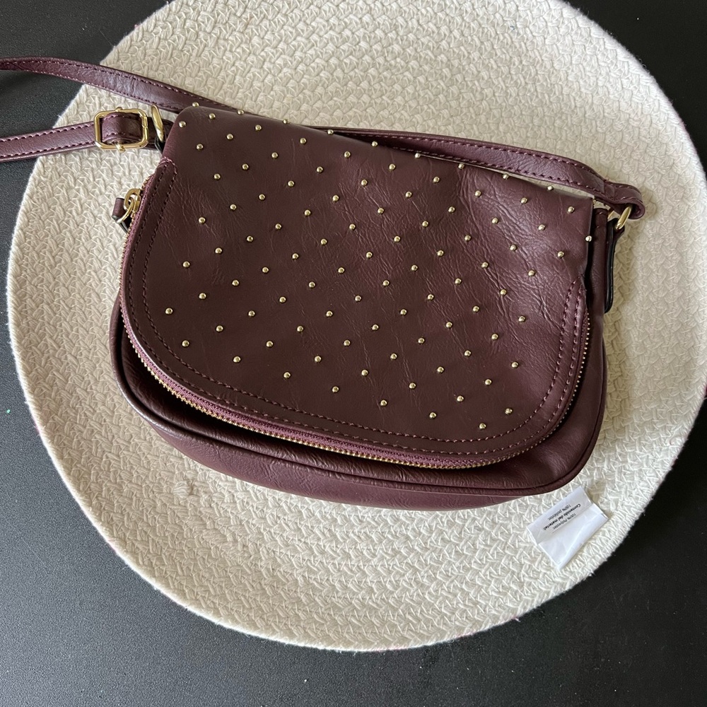 Cute dark maroon crossbody bag with gold accents!